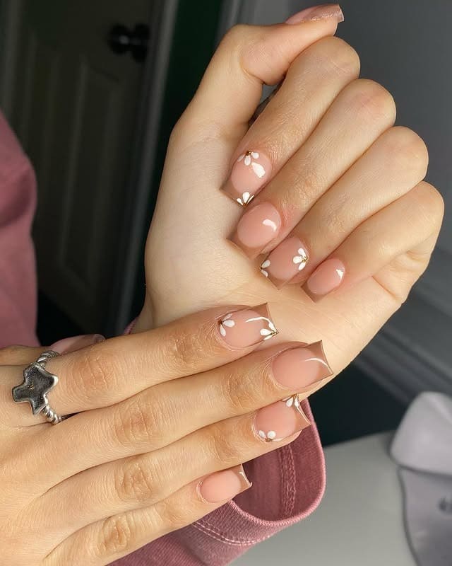 8. Nude Daisy Accent Nails - short spring nail ideas