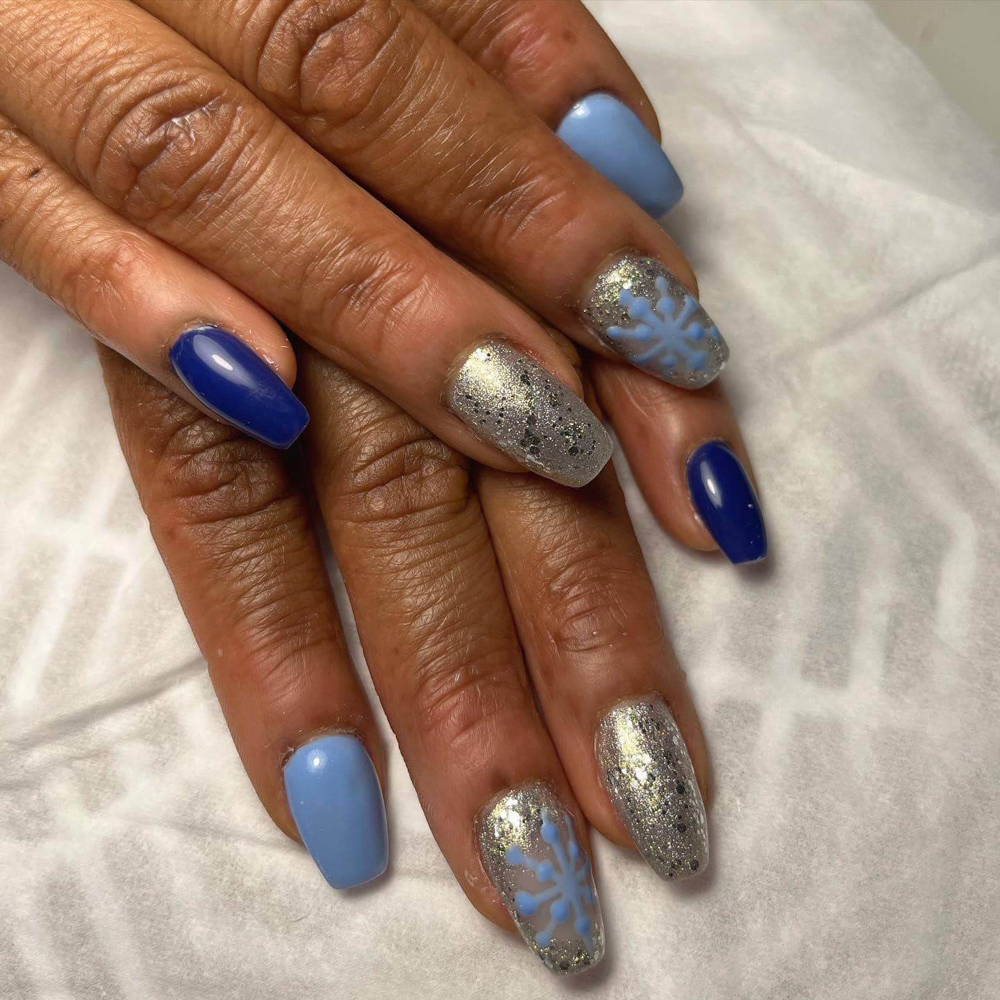 13. Frostflake Accent Nails - silver and blue nail ideas