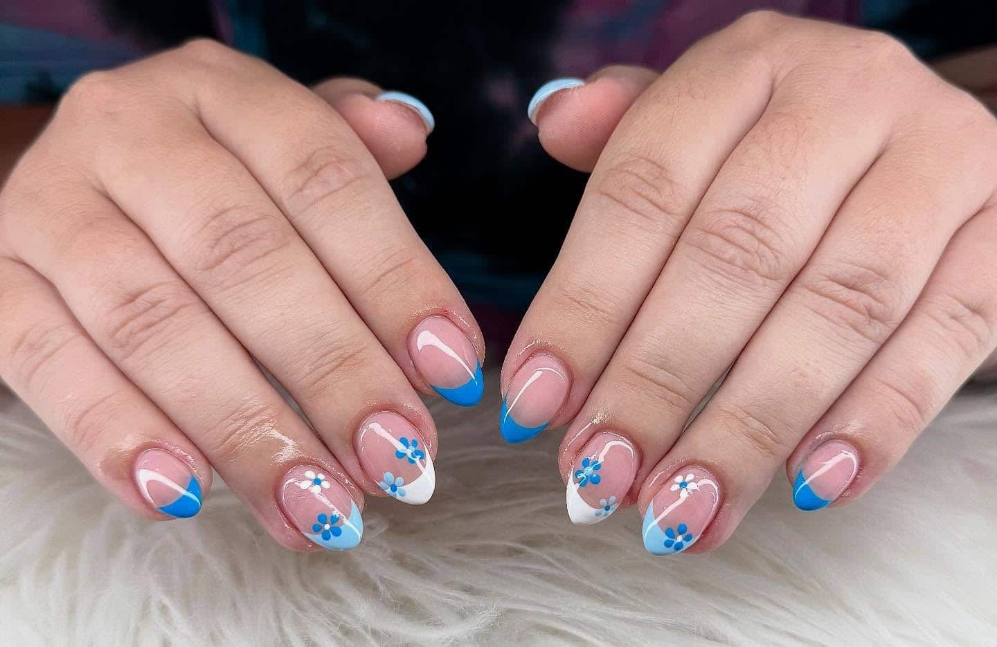 8. Blue Shorelines - simple beach nail ideas