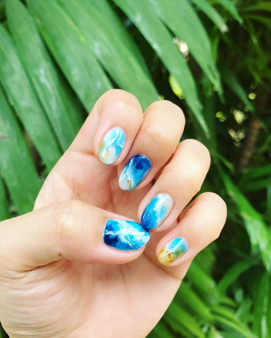 14. Ocean Tide Marbling - simple beach nail ideas