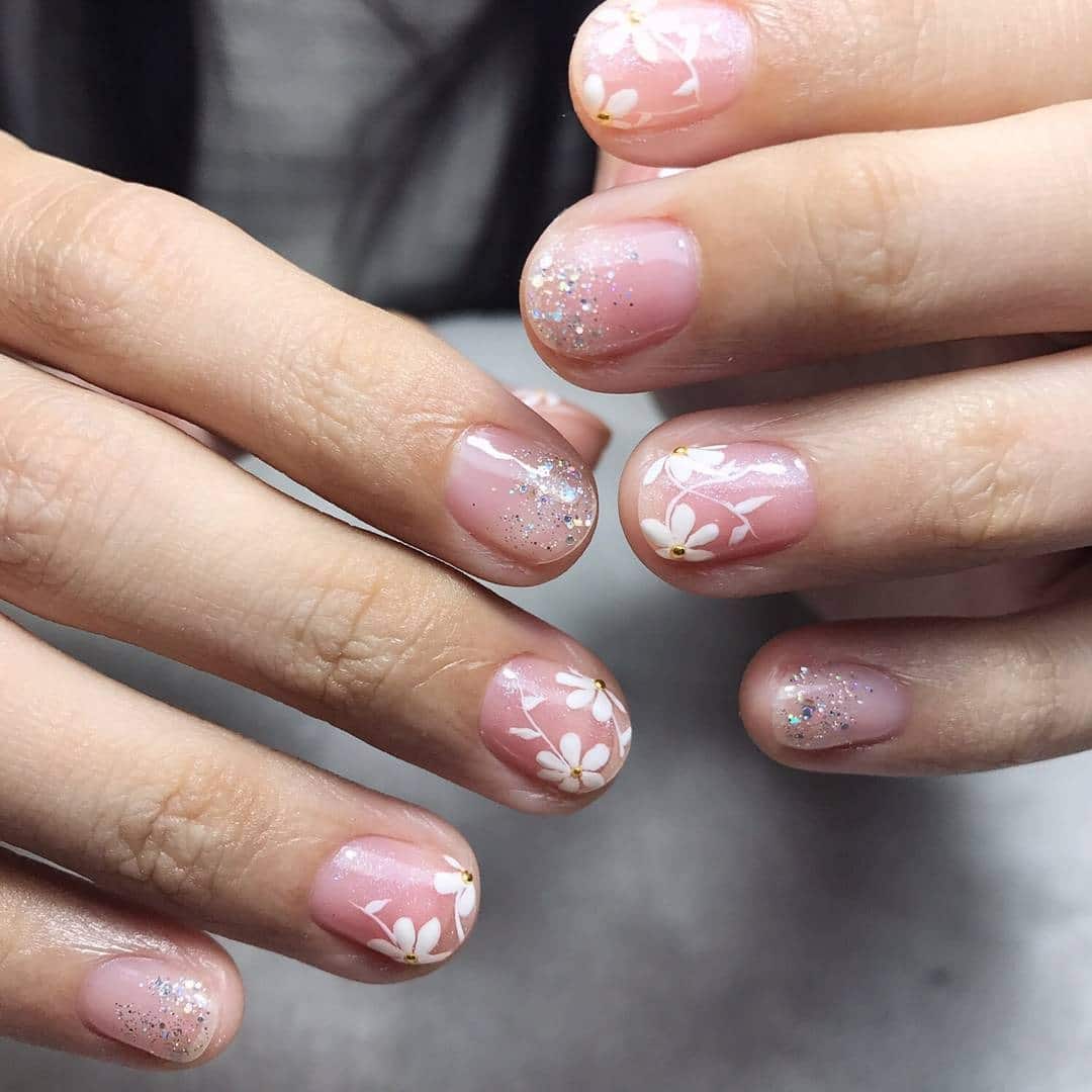 4. Sparkling Daisy Pink - simple floral nail ideas