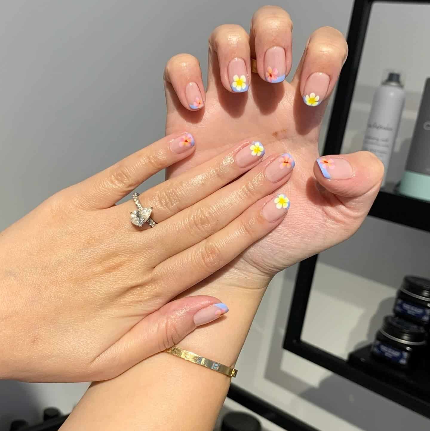 17. Pastel Daisy Edge Nails - simple floral nail ideas