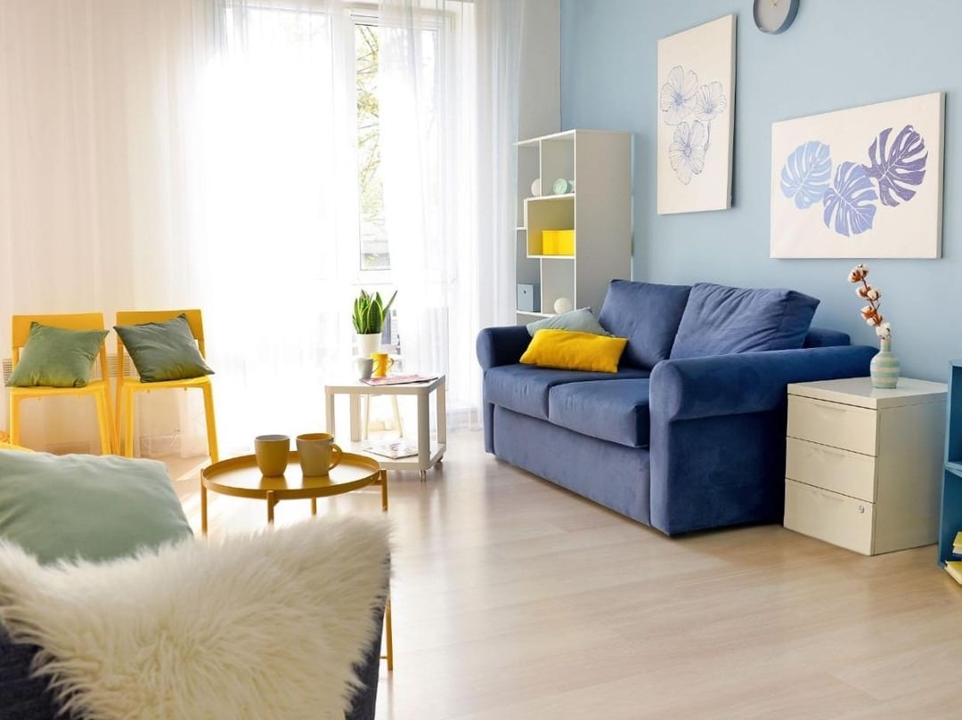 5. Soft Light and Casual Blue-and-Yellow Comfort - yellow and blue living room ideas