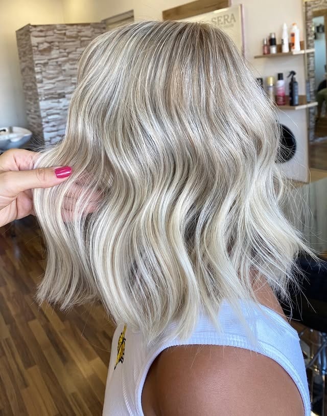 17. Pearl Blonde Wavy Lob - Short Hairstyles