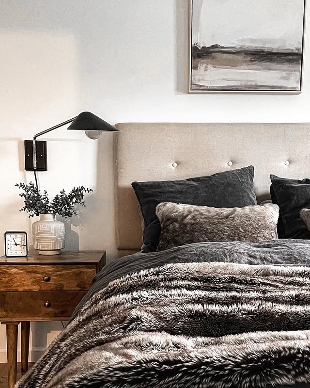 20. Warm Naturals With Textured Charcoal Bedding - mid century bedroom ideas