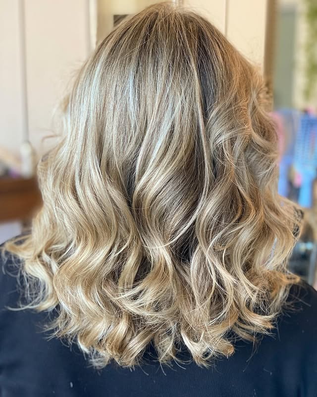 20. Creamy Blonde Mid-Length Waves - Spring Hairstyles