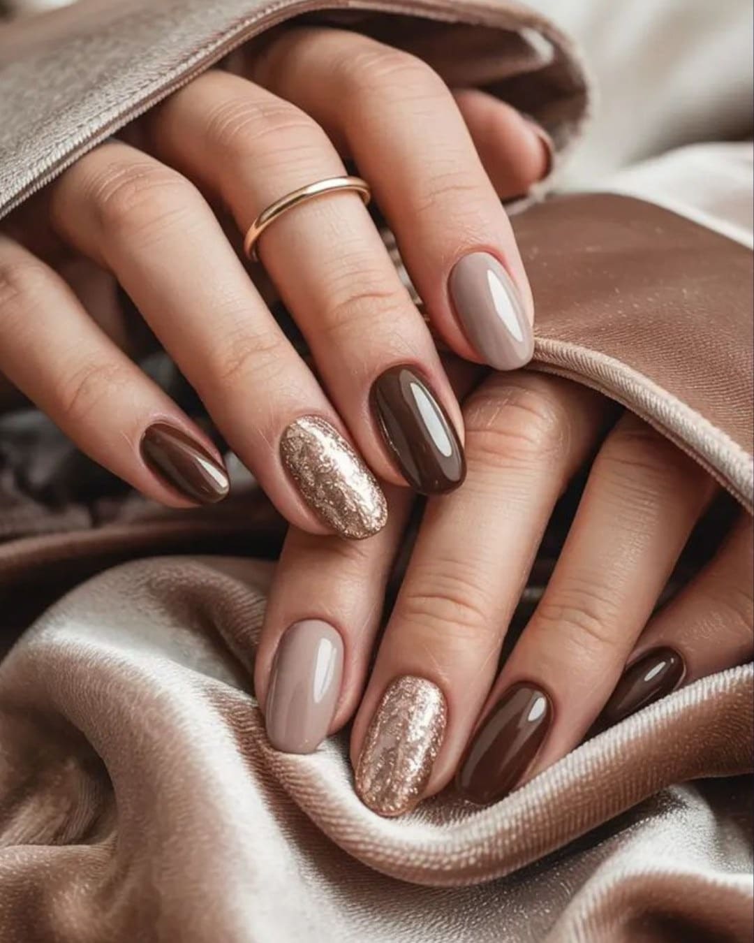 22. Mocha Gloss with Bronze Glitter Accents - brown fall nail ideas