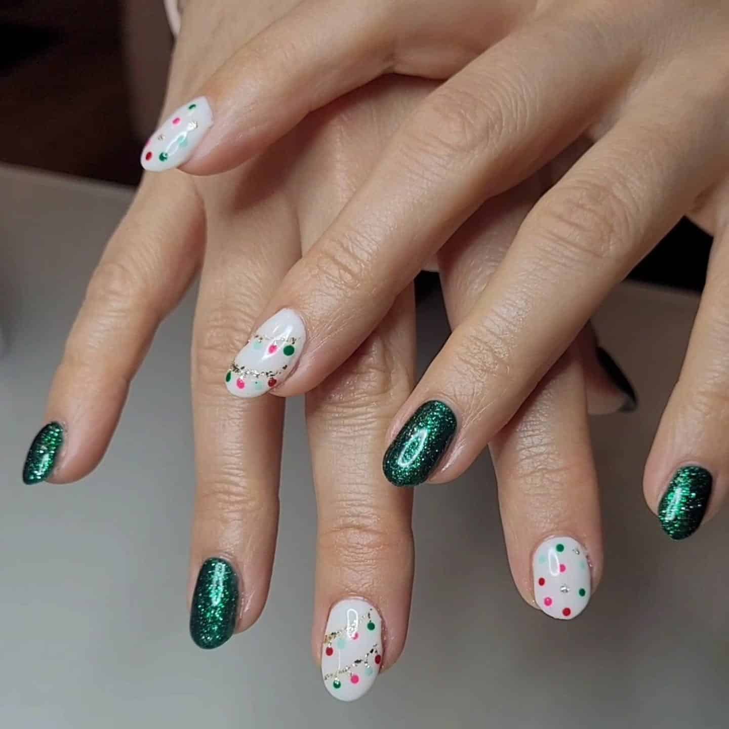 7. Green Glitter & Soft White Light Strands - christmas lights nail ideas
