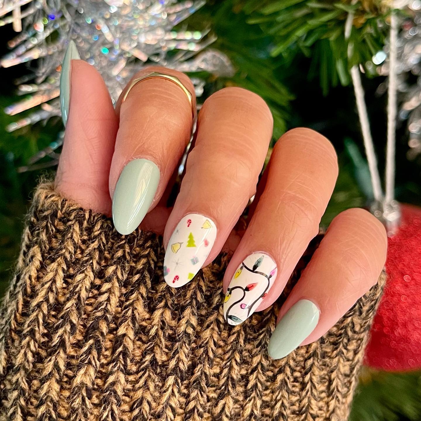 11. Mint Green and Festive Sketch Lights Mix - christmas lights nail ideas