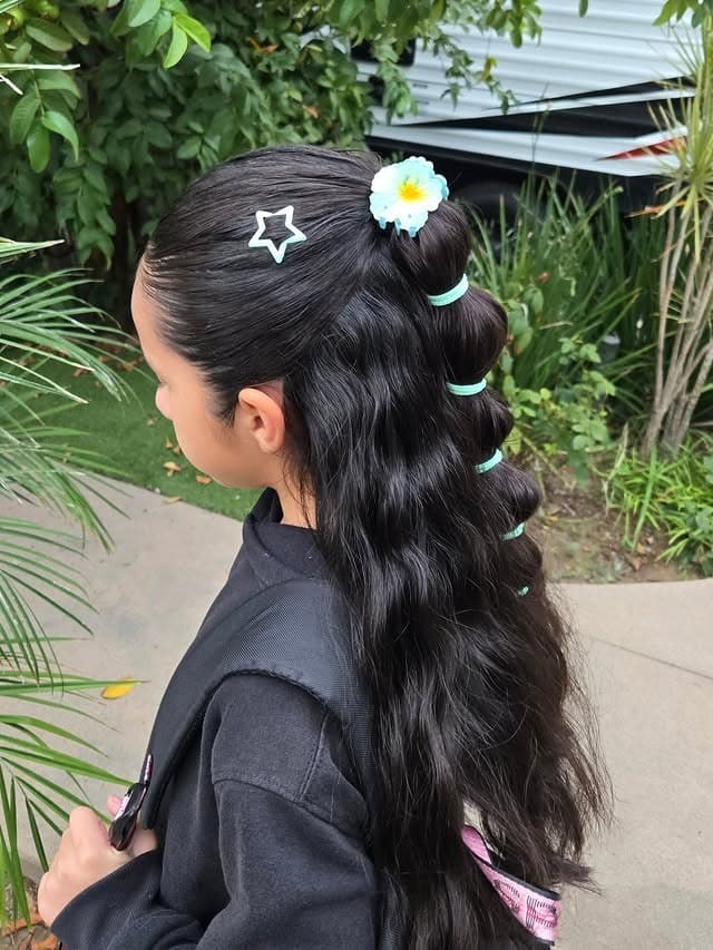 2. Rippled Pony with Aqua Bands - Simple Hairstyles
