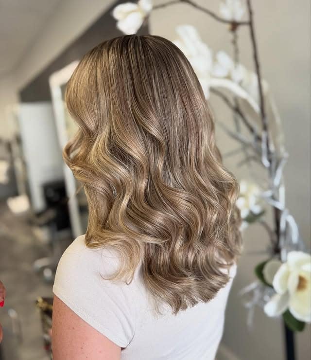 16. Champagne Blonde Waves with Glossy Finish - Summer Hairstyles