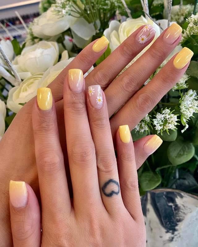 3. Sunny Ombre Daisy Dip Nails - flower dip nail ideas