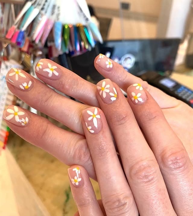 7. Neutral Daisy Dot Dip Nails - flower dip nail ideas