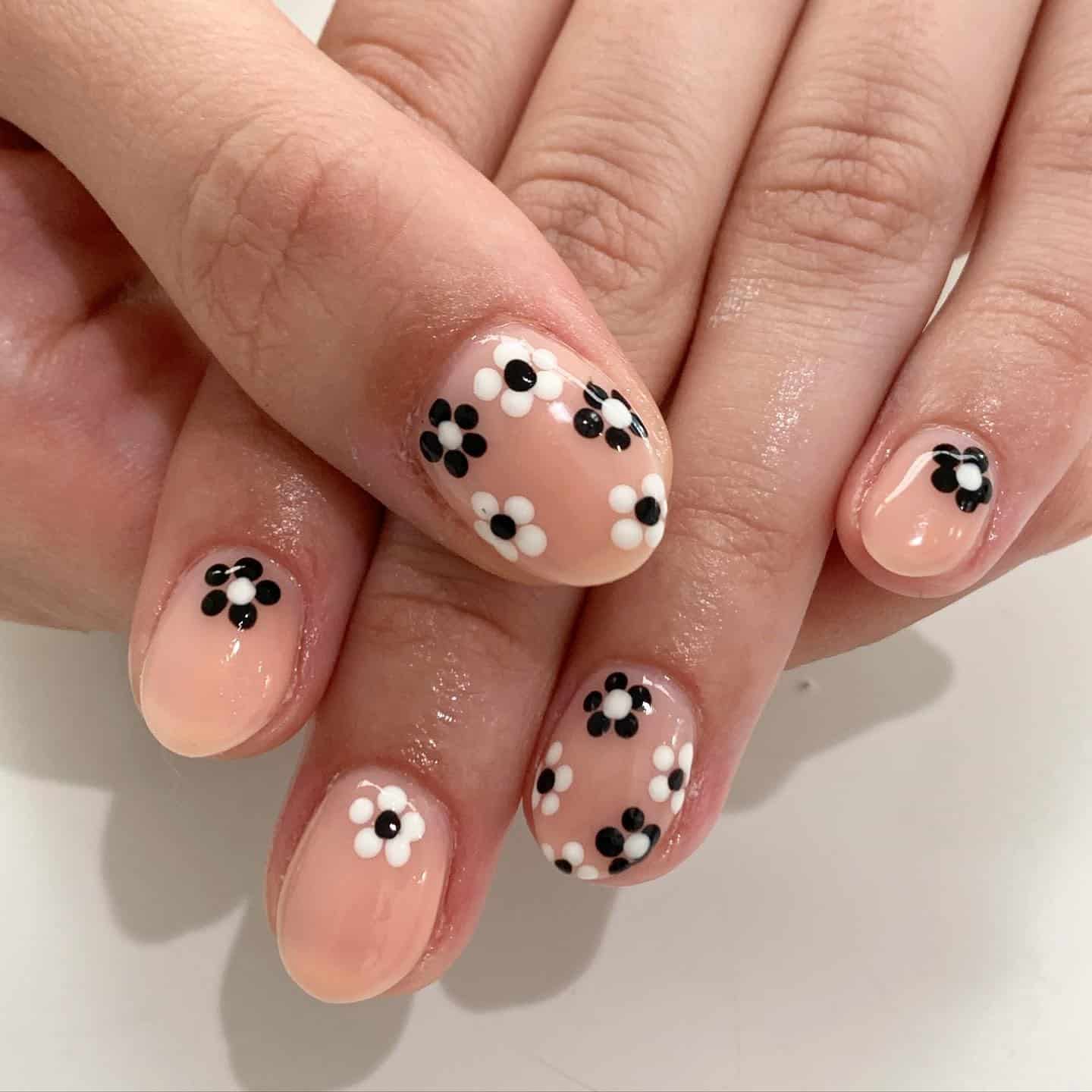 10. Black & White Retro Flower Dip Nails - flower dip nail ideas