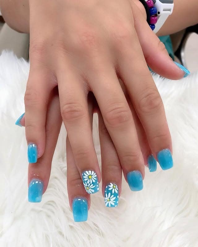 14. Ocean Blue Daisy Dip Nails - flower dip nail ideas