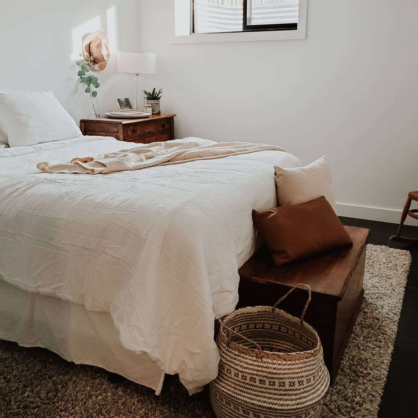 15. Natural Textures with Soft Ivory Bedding - basement bedroom ideas