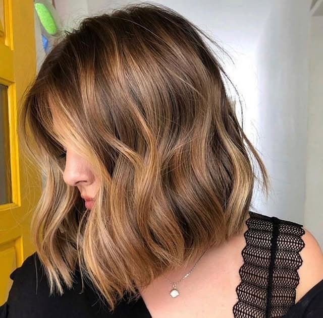 18. Golden Brunette Wavy Lob With Face-Framing Lightness - Lob Hairstyles