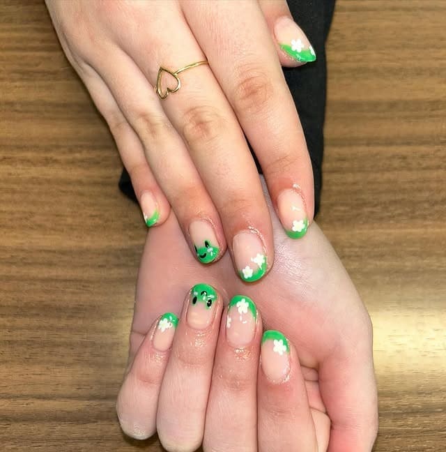 7. Clover Field Frog Tips - frog nail ideas