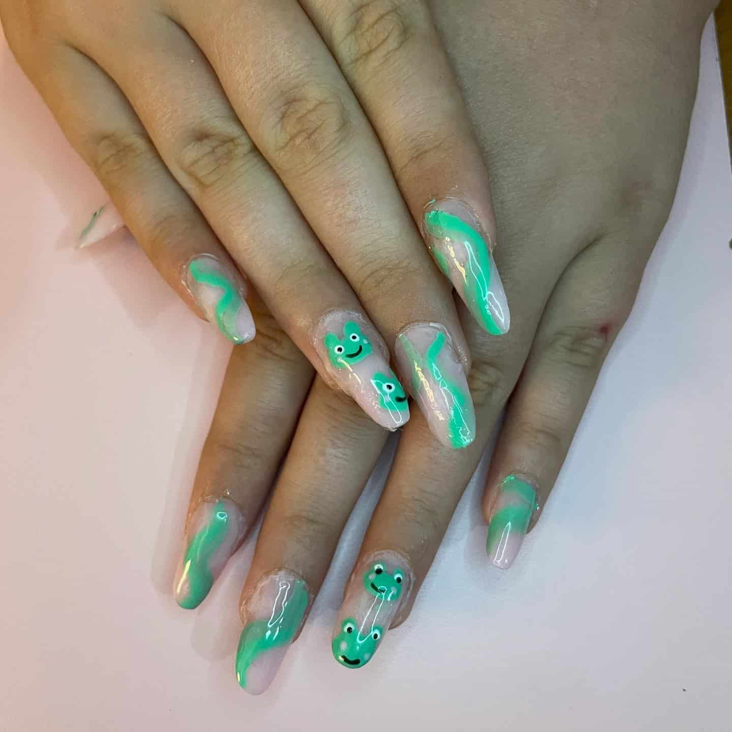 14. Mint Swirl Frog Accent Nails - frog nail ideas