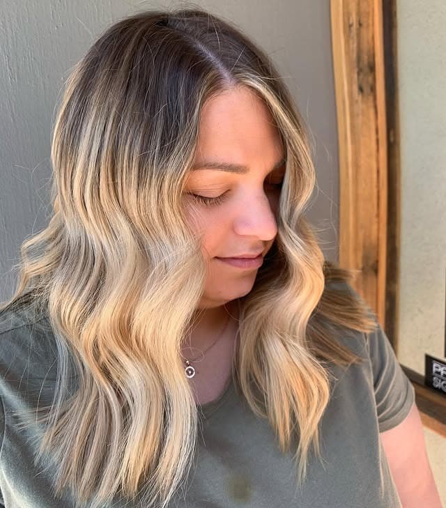 12. Rooted Pearl Blonde Waves - Chic-Length Hairstyles