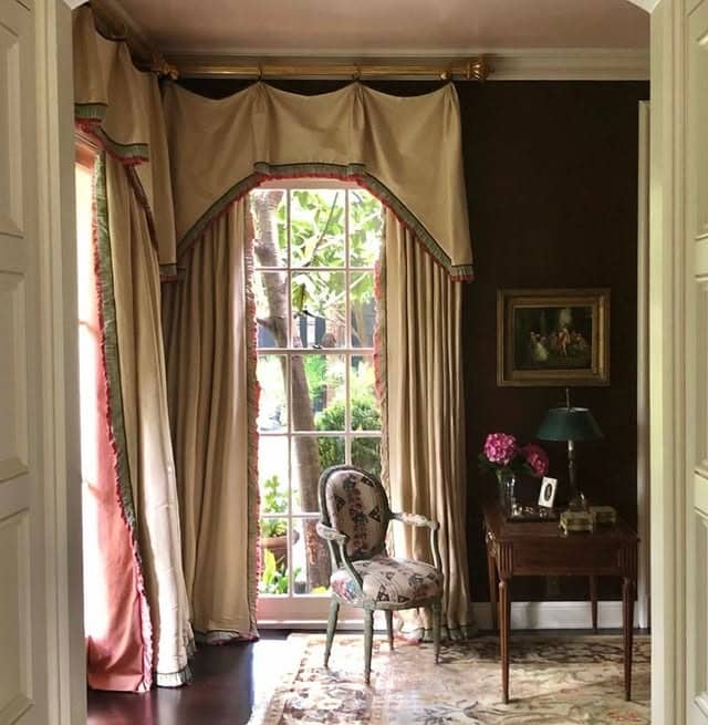 9. Traditional Sitting Area With Rich Chocolate Walls - dark brown living room ideas