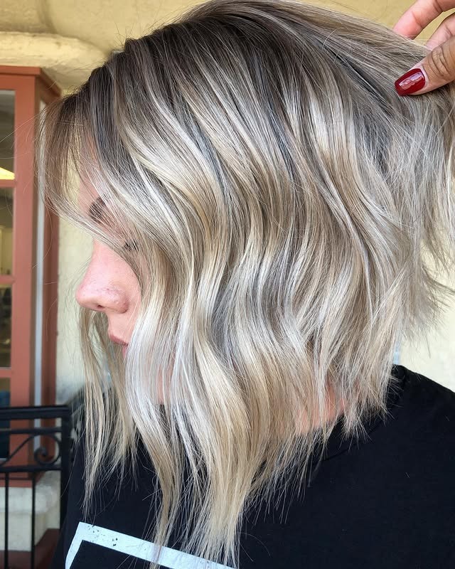 3. Lived-In Blonde Wavy Bob - Short Blonde Hairstyles