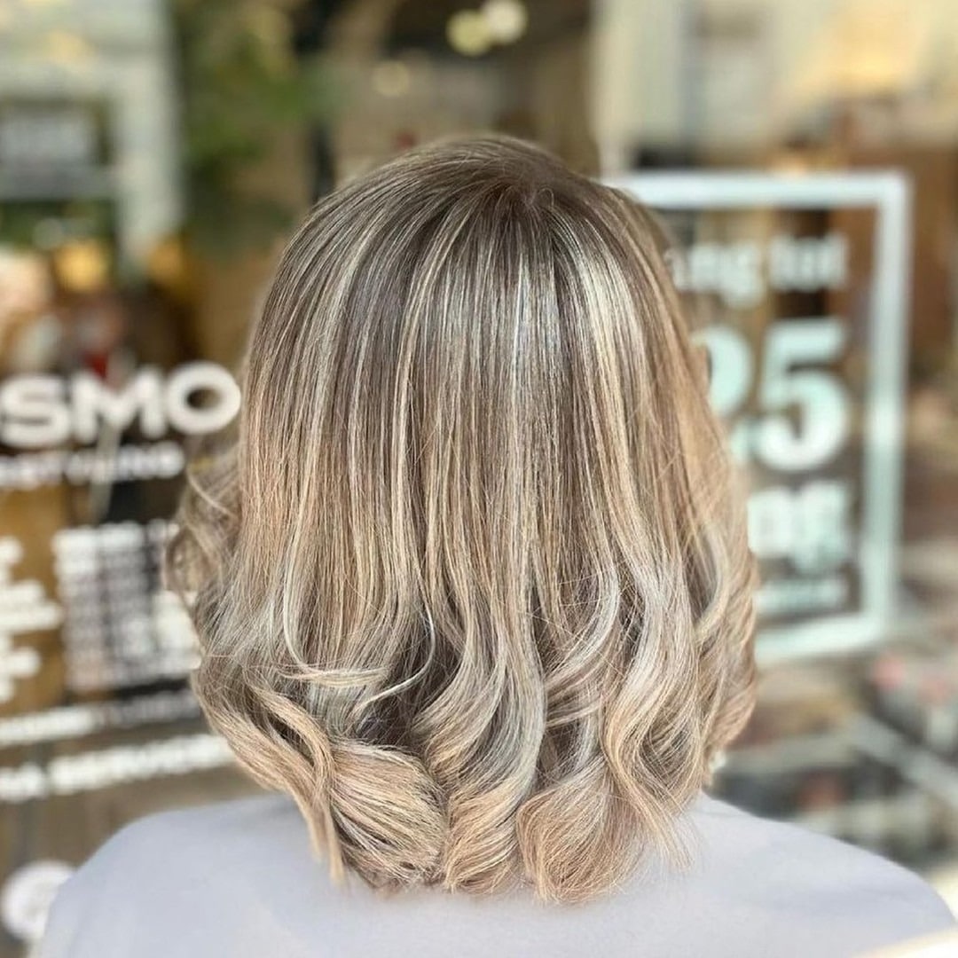 5. Dimensional Beige Blonde Bob - Short Blonde Hairstyles