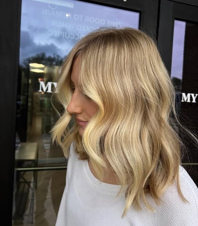 8. Shoulder-Grazing Blonde Long Bob - Short Blonde Hairstyles