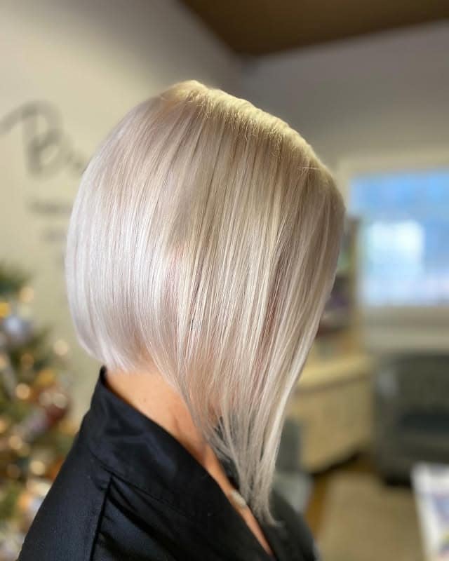 11. Sleek Platinum Blonde Inverted Bob - Short Blonde Hairstyles