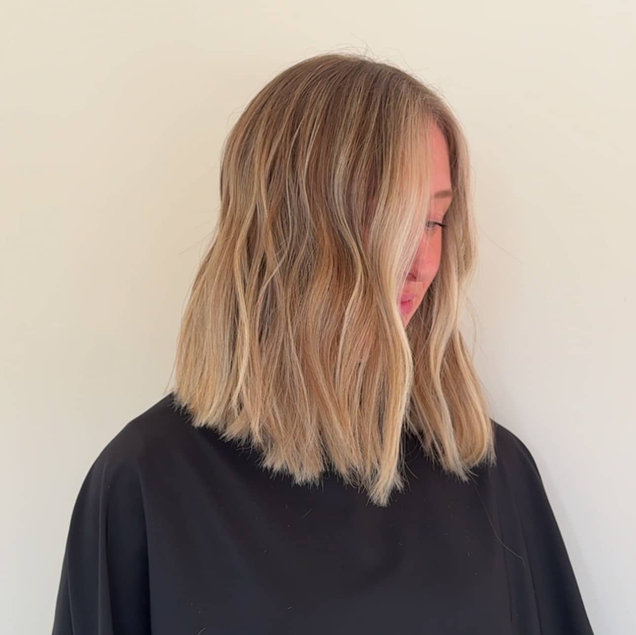 14. Natural Blonde Blunt Bob with Movement - Short Blonde Hairstyles