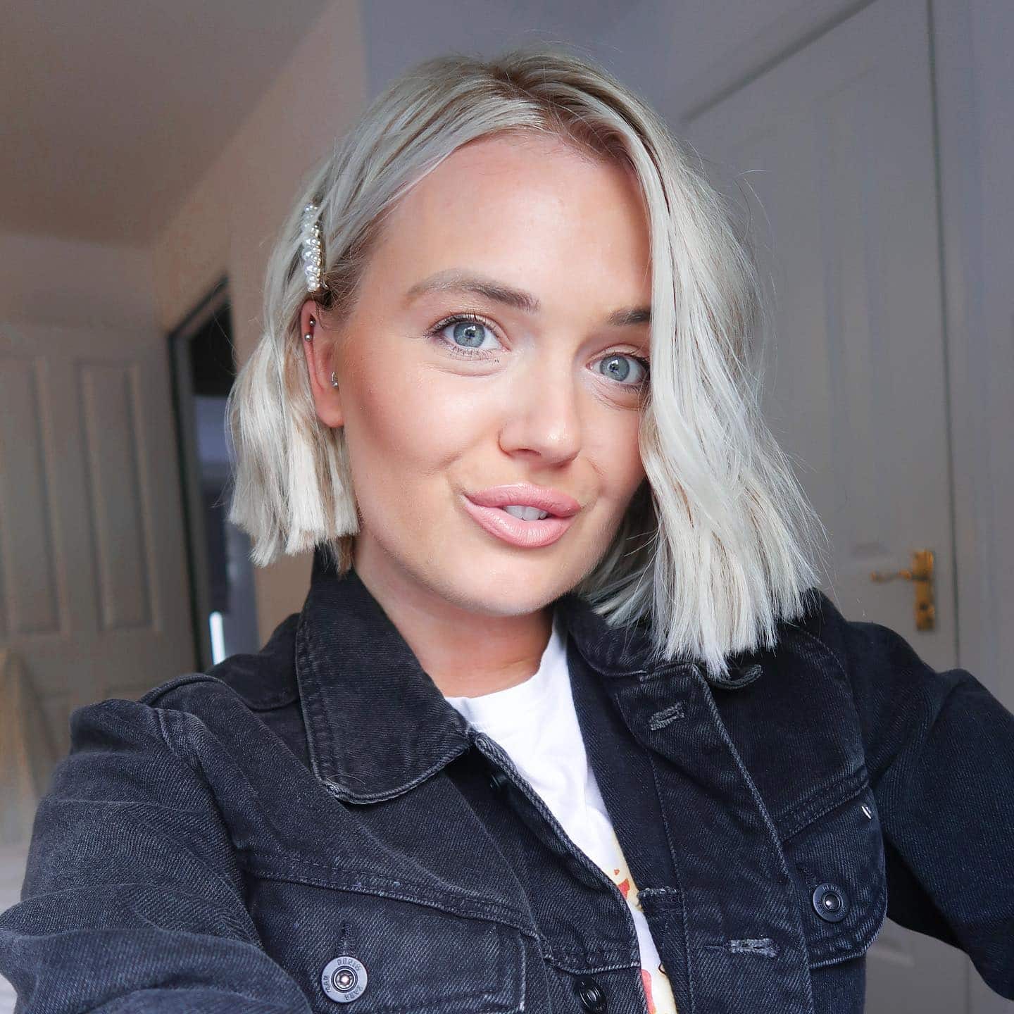 17. Cool Blonde Straight Bob with Hair Clip Accent - Short Blonde Hairstyles