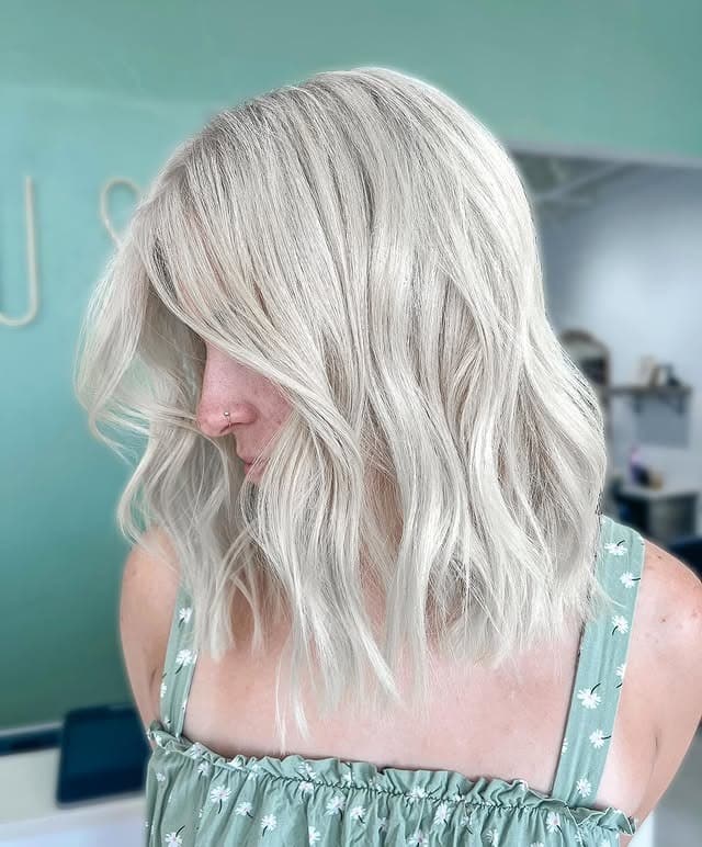 18. Soft Pearl Blonde Wavy Bob - Short Blonde Hairstyles