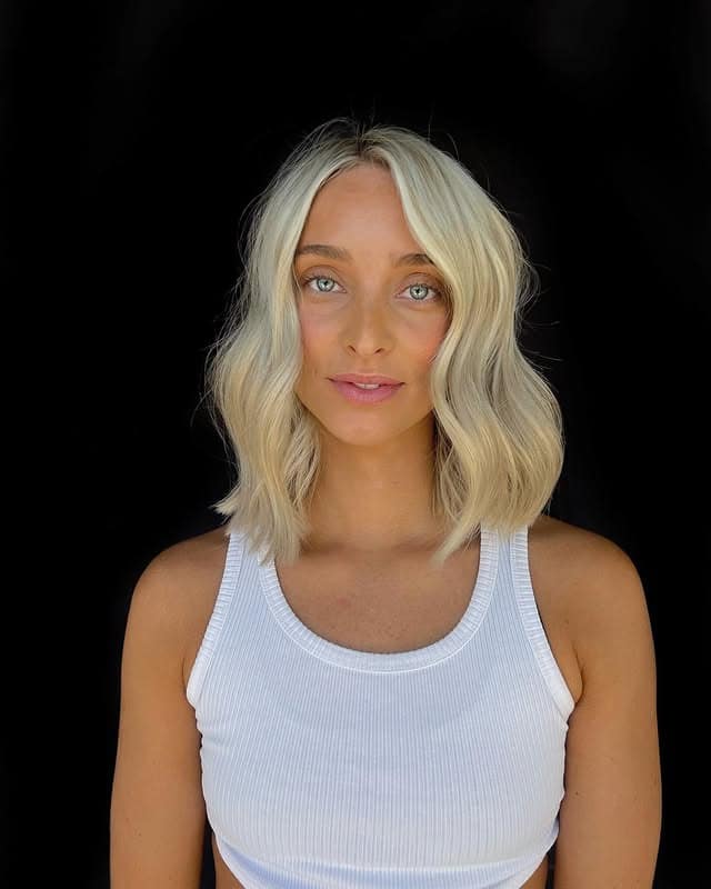 20. Classic Light Blonde Wavy Bob - Short Blonde Hairstyles