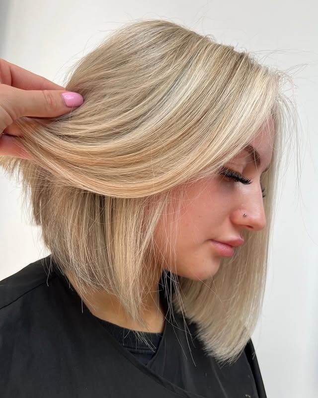 21. Soft Beige Blonde Angled Bob - Short Blonde Hairstyles