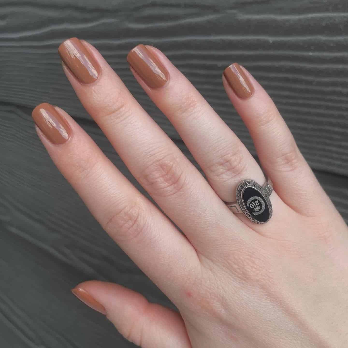 22. Glossy Chestnut Brown Short Square Nails - light brown nail ideas