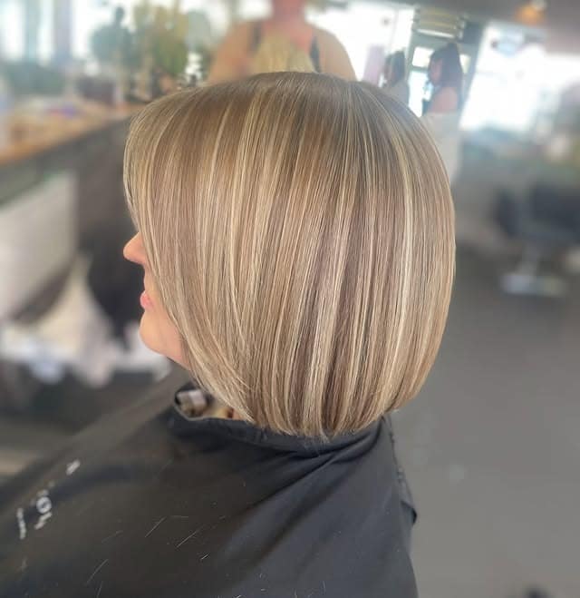 7. Classic Chin-Length Bob in Neutral Blonde - Bob Hairstyles