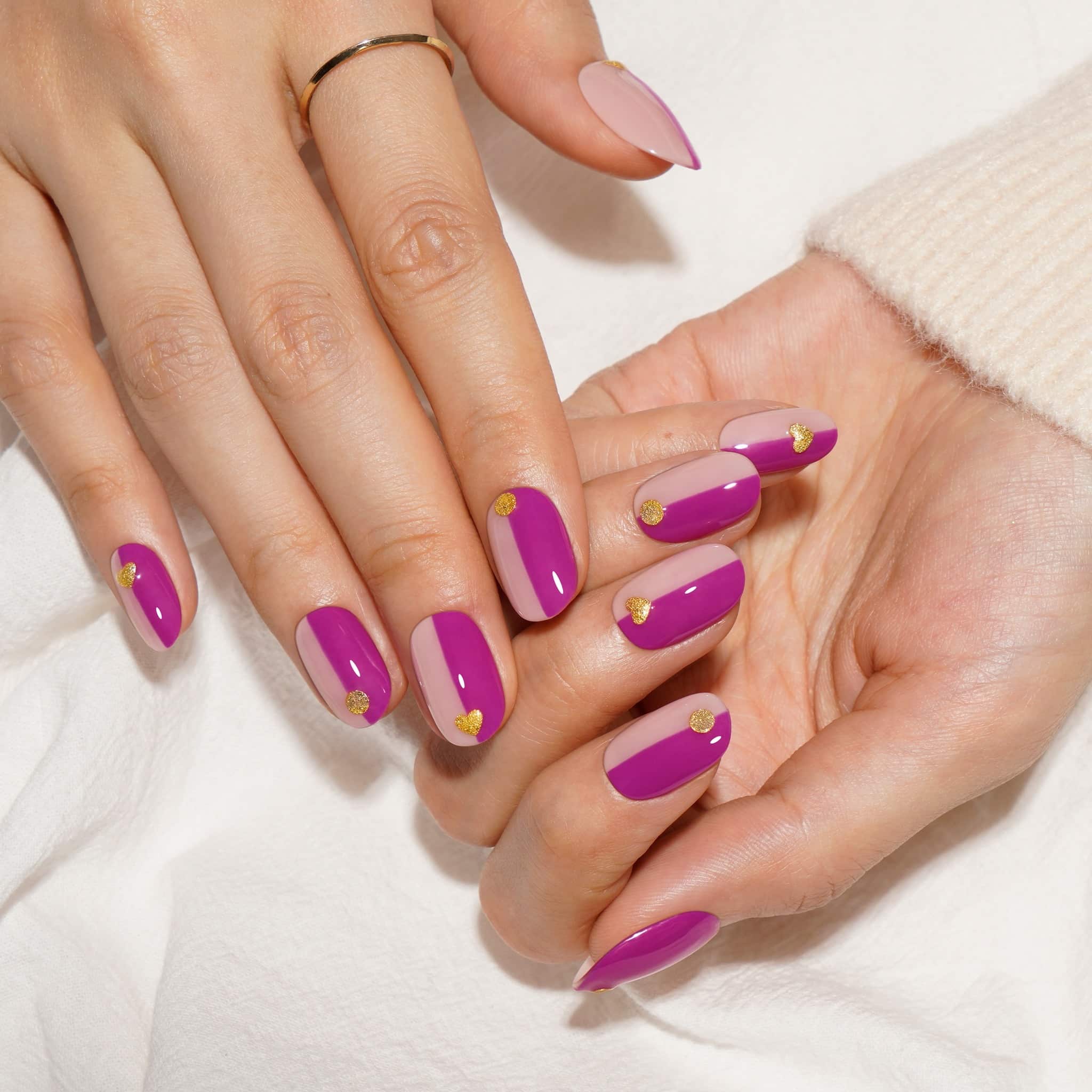 9. Floral Accent Magenta Manicure - magenta nail ideas