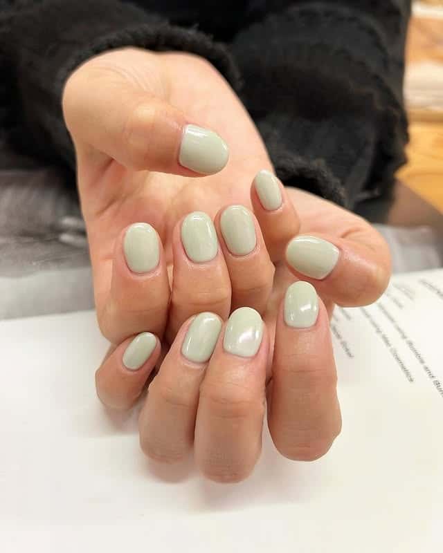 19. Pale Mint Short Oval Nails - mint color nail ideas