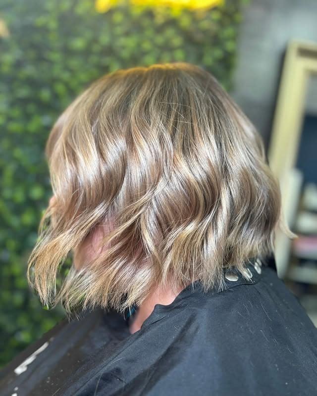 21. Soft Wavy Choppy Bob in Neutral Beige Blonde - Choppy Bob Hairstyles