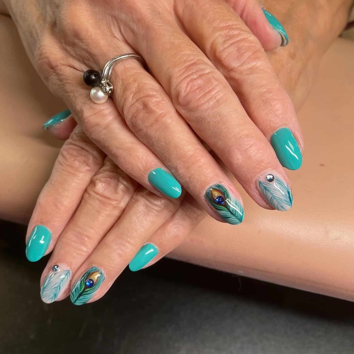 2. Classic Peacock Feather Gel Nails - peacock nail ideas