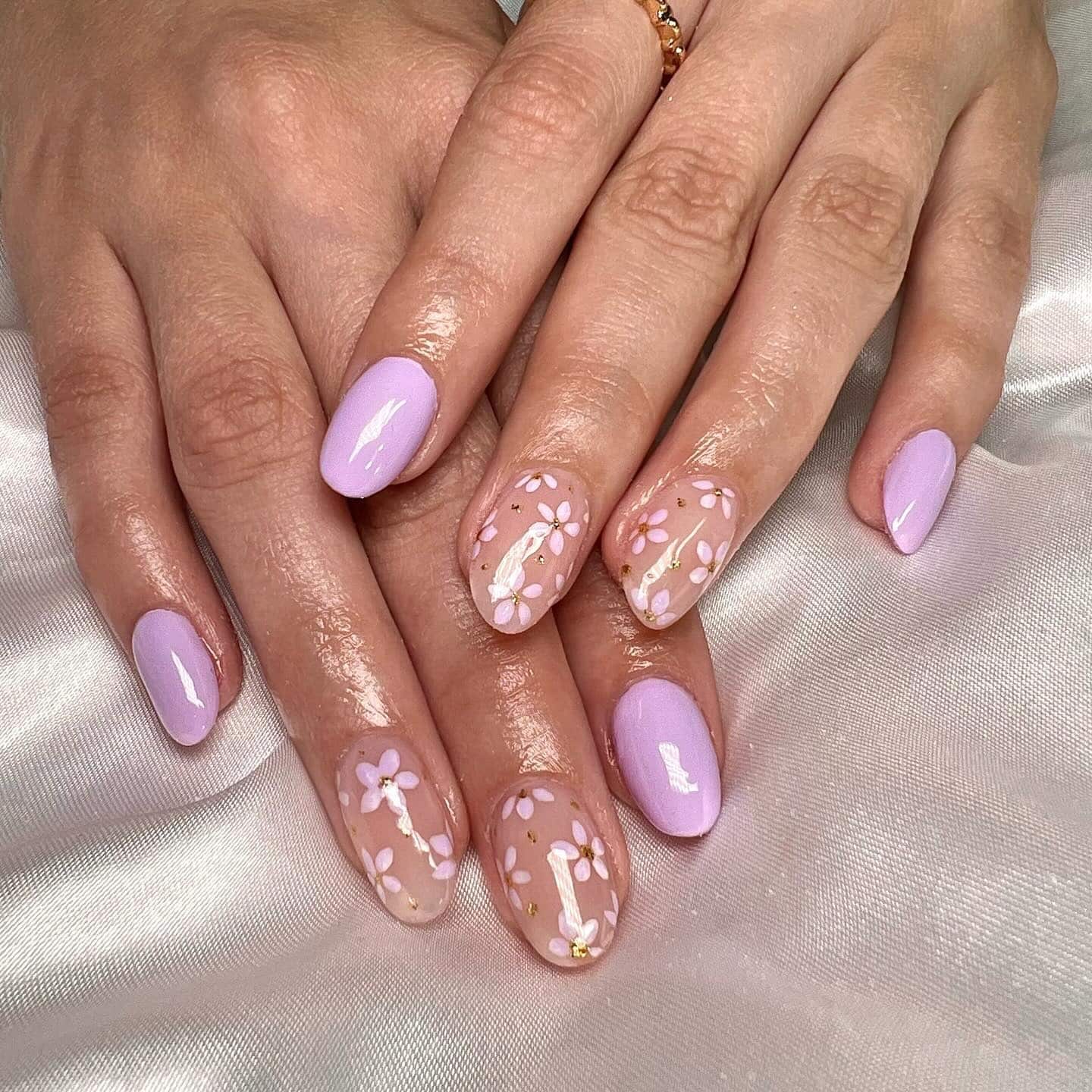 4. Lilac Daisy Accent Nails - purple flower nail ideas