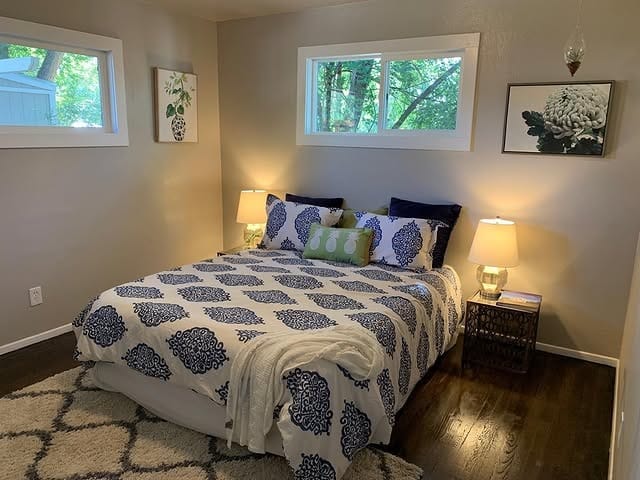 3. Casual Blue and Green Minimal Bedroom - blue and green bedroom ideas