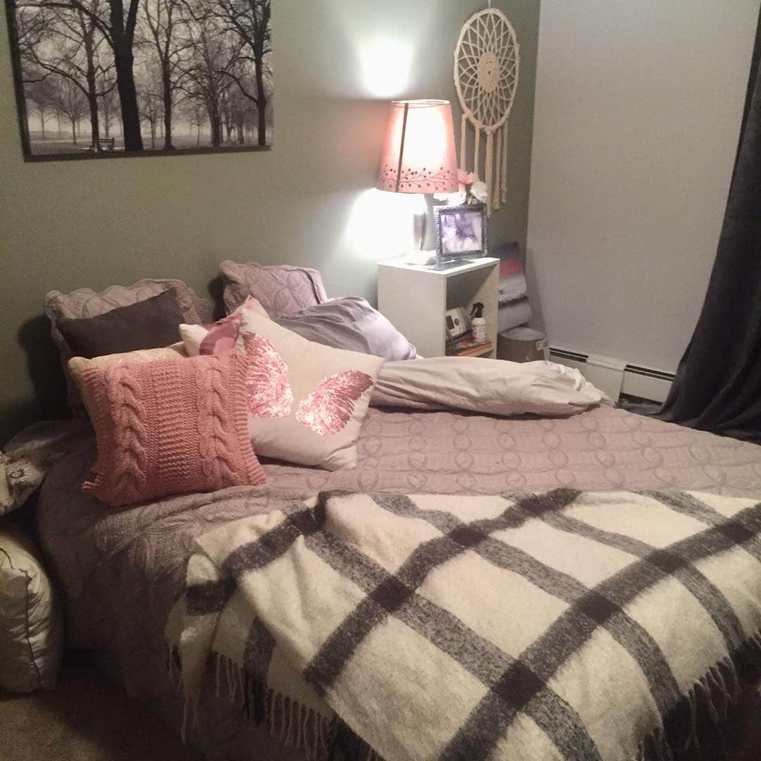 9. Cozy Pink and Gray Bedroom with Textured Layers - pink and gray bedroom ideas