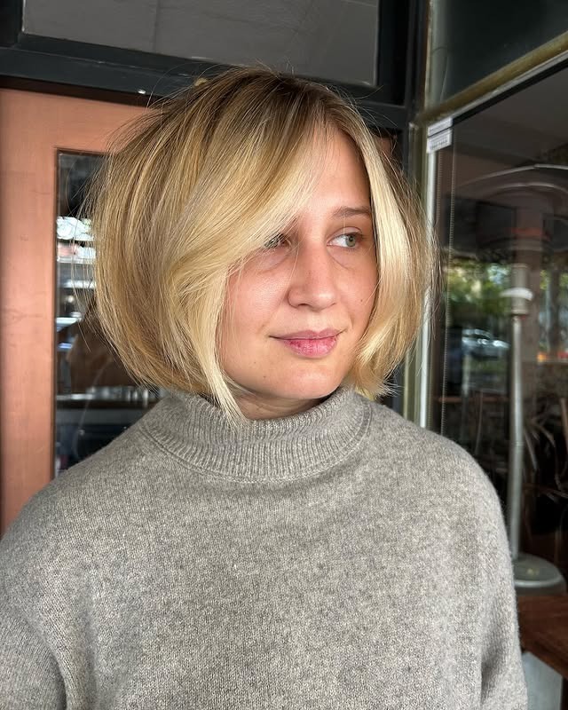 15. Classic Beige Blonde Blowout Bob - Bouncy Bob Hair