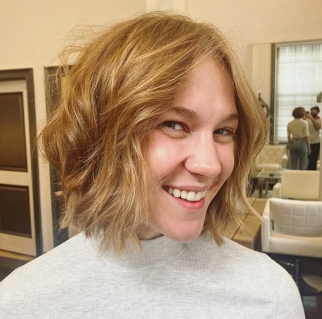 18. Wavy Shaggy Bob in Honey Blonde - Shaggy Bob Hairstyles