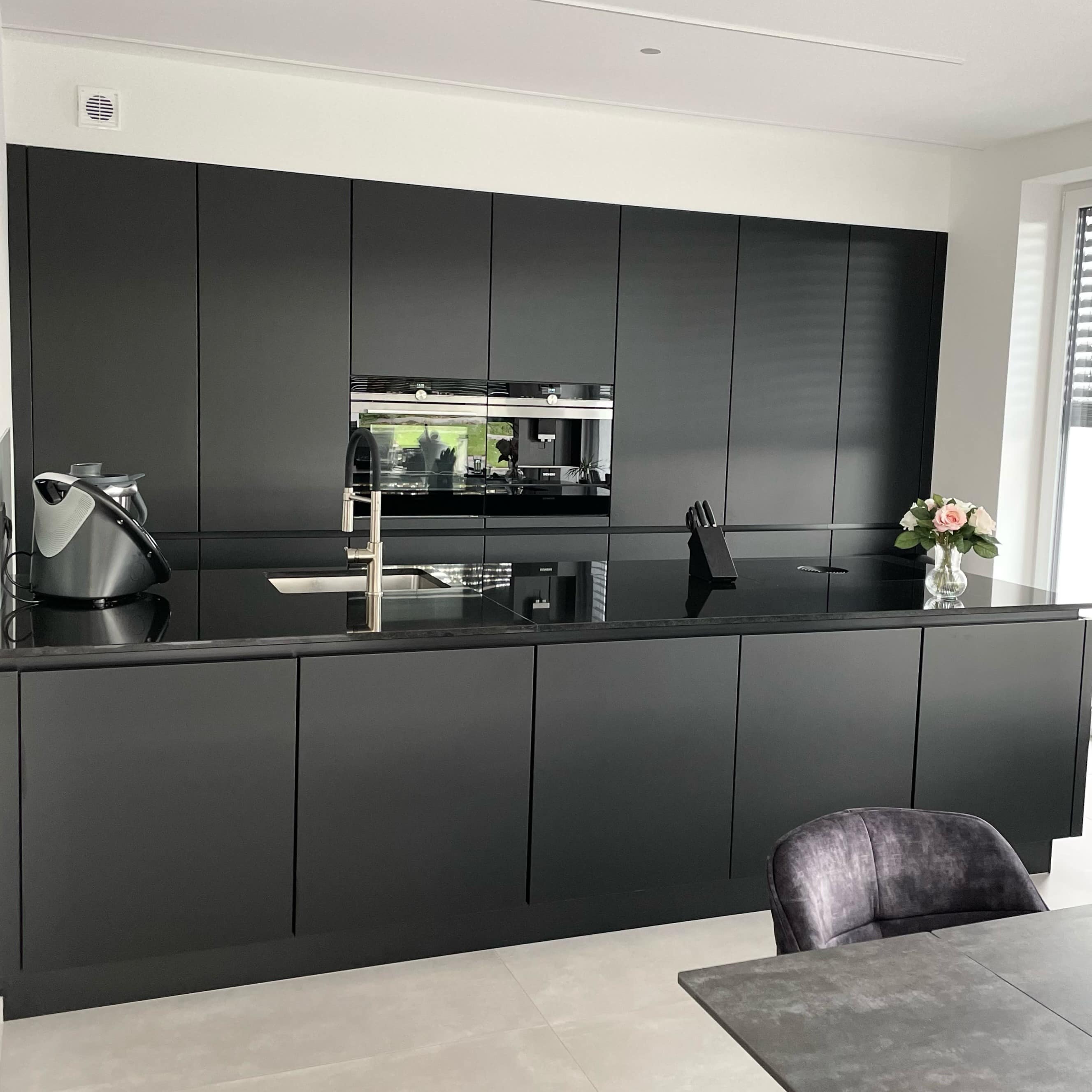 16. Monochrome Black Kitchen with Glossy Surfaces - black kitchen ideas