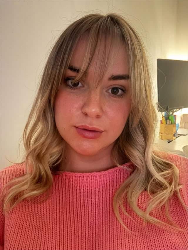 11. Soft Wavy Layers with Feathered Bangs in Light Blonde - Wavy Hair with Bangs