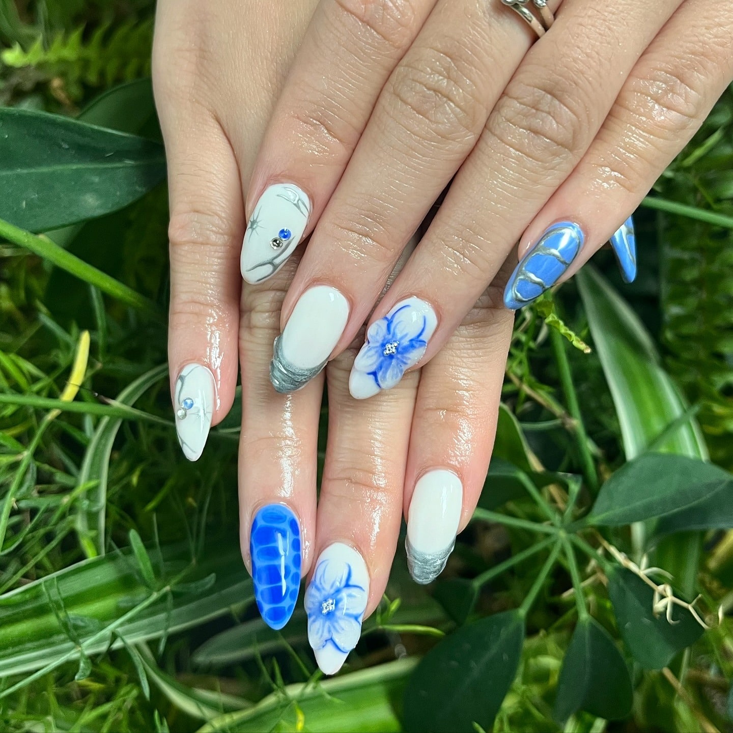 12. Blue Floral Accent Stiletto Nails - white and blue nail ideas