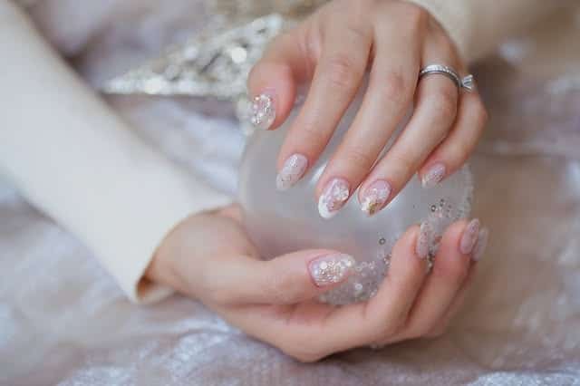 20. Soft Pink Glitter White Accent Nails - white christmas nail ideas