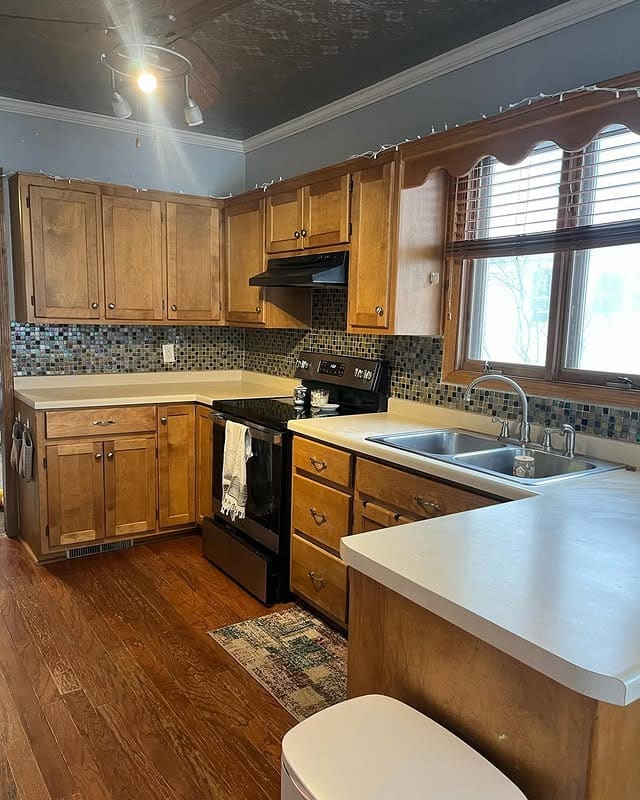 3. Traditional Oak Kitchen with Earthy Brown and Cream Tones - oak cabinets kitchen ideas